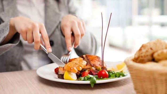 آداب گرفتن قاشق و چنگال